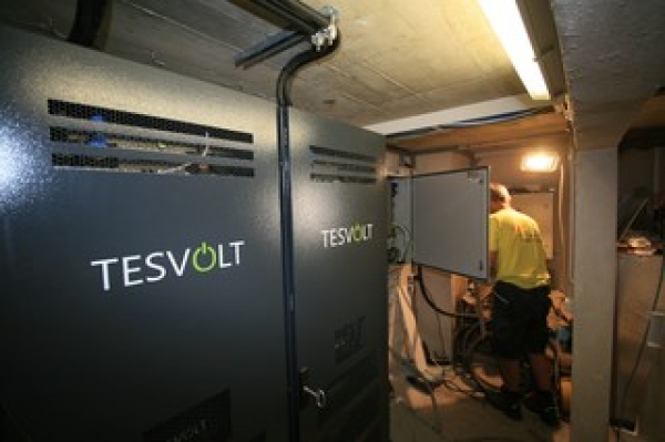 Installation des 77-kWh-Speichers von TESVOLT in der Coburger Hütte