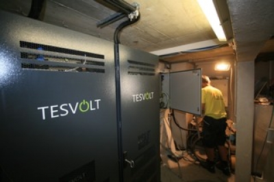 Installation des 77-kWh-Speichers von TESVOLT in der Coburger H&uuml;tte